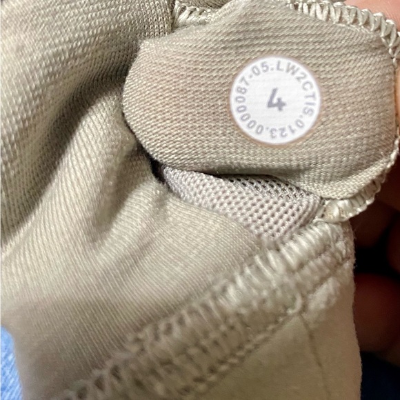 💸CLOSET CLEAROUT 💸Lululemon Flow Y Nulu Bra, soft fabric. Size 4. Like new - Picture 4 of 4